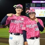 　西武に勝利し、笑顔でポーズをとる楽天・荘司（左）と繁永＝楽天モバイルパーク