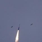 　１８日、インド南部の宇宙センターでベンチャー企業スカイルート・エアロスペースが打ち上げたロケット「ビクラム１」（ロイター＝共同）