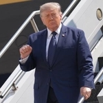 　１７日、ニューヨークの国際空港に到着したトランプ米大統領（ＡＰ＝共同）