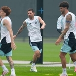 　決勝のスペイン戦に向け最終調整するアルゼンチンのメッシ（中央）＝ニューヨーク近郊（共同）