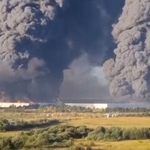 　１８日、ロシア・モスクワ州でウクライナ軍の無人機攻撃後に倉庫から上がる黒煙（ソーシャルメディアから・ロイター＝共同）