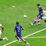　フランス-イングランド　前半終了間際、チーム４点目のゴールを決めるイングランドのサカ（右手前）＝マイアミ（ＡＰ＝共同）