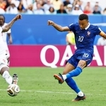 　フランス-イングランド　後半、自身２点目のゴールを決めるフランスのエムバペ（右）＝マイアミ（共同）