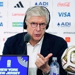 　記者会見で話すＦＩＦＡの技術研究グループを統括するベンゲル氏＝１８日、ニューヨーク（共同）