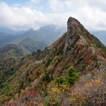 　愛媛県にそびえる西日本最高峰の石鎚山＝２０２５年１０月