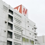 　ニチレイグループの物流センターに停車するトラック＝１７日、千葉県船橋市
