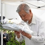 　旧制広島第一中学校で開かれた原爆死没者慰霊祭で献花する才木幹夫さん＝１９日午前、広島市