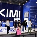 　中国・上海で開かれた世界ＡＩ大会で、新モデル「Ｋｉｍｉ　Ｋ３」を紹介するムーンショットのブース＝１７日（ロイター＝共同）
