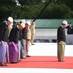 　１９日、ミャンマー最大都市ヤンゴンで「建国の父」追悼式典に出席した親軍政権の大統領ミンアウンフライン氏（右）ら（大統領府提供・ＡＰ＝共同）