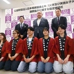　中京大との連携協定を締結し、学生（前列）らと記念写真に納まる日本相撲協会の八角理事長（後列中央）＝１９日、ＩＧアリーナ