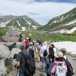 　立山・室堂を訪れた人たち＝１１日、富山県立山町
