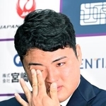 　記者会見で涙を拭う米スタンフォード大の佐々木麟太郎内野手＝１９日午後、岩手県花巻市