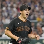　５回、ピンチを切り抜け雄たけびを上げる巨人・小笠原。国内復帰後初勝利を挙げた＝東京ドーム