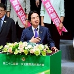 　民進党大会で演説する台湾の頼清徳総統＝１９日、台北市（共同）