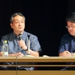 　沖縄県宮古島市で開催された「防衛セミナー」で説明する防衛省の川上直人防衛政策課長（左）＝１９日午後