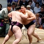 　王鵬（左）を攻める大の里。寄り切りで下す＝ＩＧアリーナ