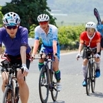 　「第４４回全日本トライアスロン皆生大会」で、自転車で走行する参加者＝１９日、鳥取県米子市