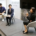 　安倍元首相の妻昭恵さん（右）と対談する佐藤啓官房副長官（中央）＝１９日午後、奈良市