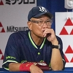 　４回、厳しい戦況を見つめるヤクルト・池山監督＝横浜