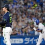 　３回、ＤｅＮＡのエンカーナシオン（奥）に２ランを浴びたヤクルト・吉村＝横浜