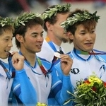　２００４年アテネ五輪の自転車男子チームスプリントで銀メダルを獲得した日本チーム。左から伏見俊昭、井上昌己、長塚智広の３選手（共同）