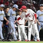 　８回、死球を受けた阪神・大山（手前左から２人目）に声をかける広島・新井監督。右端は藤川監督＝マツダ