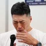 　伏見俊昭さんの訃報を受け、涙ながらに記者会見する新田祐大選手＝１９日夜、高知競輪場