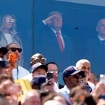 　決勝のスペイン-アルゼンチン戦の観戦に訪れ、国歌斉唱時に敬礼するトランプ米大統領（中央）。右はＦＩＦＡのインファンティノ会長＝ニューヨーク（共同）