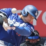 　ヤンキースとのダブルヘッダー第１試合の３回、先制二塁打を放つドジャース・大谷＝ニューヨーク（共同）