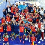 　延長の末、アルゼンチンを破り４大会ぶり２度目の優勝を果たし、喜ぶスペインの選手たち＝ニューヨーク（共同）