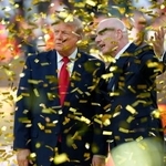 　サッカーＷ杯北中米３カ国大会決勝の表彰式で、トランプ米大統領（左）と話すＦＩＦＡのインファンティノ会長＝ニューヨーク（共同）