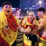 　サッカーＷ杯決勝でスペインのゴールに沸くマドリードの人たち＝１９日（共同）