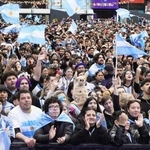 　アルゼンチン中部ロサリオのＰＶ会場で声援を送る大勢のファン＝１９日（共同）