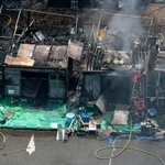 　消火活動が続く陸上自衛隊朝霞駐屯地の火災現場＝２０日午後０時４０分（共同通信社ヘリから）