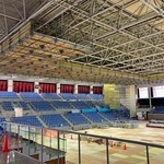 　天井に防護ネットを張る工事が行われた名古屋金城ふ頭アリーナ＝６月、名古屋市