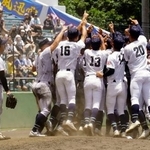 　沖縄大会決勝でエナジックスポーツを破って甲子園出場を決め、喜ぶ沖縄尚学ナイン＝沖縄セルラースタジアム那覇