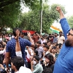 　拳を突き上げインドのプラダン教育相辞任を訴えるデモ参加者＝２０日、ニューデリー（共同）