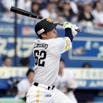 　４回ソフトバンク２死二、三塁、海野が右越えに２点二塁打を放つ＝ＺＯＺＯマリン