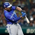 　８回ＤｅＮＡ無死一、二塁、エンカーナシオンが左越えに３ランを放つ＝甲子園