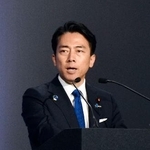 　ファンボロー国際航空ショーの会場で基調講演する小泉防衛相＝２０日、英南部ファンボロー（共同）