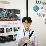 　英ファンボロー国際航空ショーで、３Ｄプリンターを活用してシェルターを建設する技術をアピールするセレンディクスの佐藤蒼士ＣＯＯ＝２０日（共同）