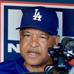 　試合前、取材に応じるドジャースのロバーツ監督＝フィラデルフィア（共同）