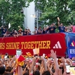 　２０日、サッカーＷ杯で優勝したスペイン代表選手らを乗せたバスを歓迎する市民ら＝マドリード（共同）