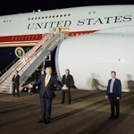 　英国の基地で、新たな大統領専用機エアフォースワンの前に立つトランプ米大統領＝８日（ロイター＝共同）