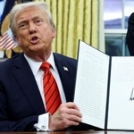 　ホワイトハウスで、アルミニウムに関税を課す布告に署名したトランプ米大統領＝２０２５年２月、ワシントン（ロイター＝共同）
