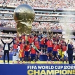 　サッカーＷ杯北中米３カ国大会決勝で、アルゼンチンを延長の末に破り４大会ぶり２度目の優勝を果たしたスペイン。中央はトロフィーを掲げるロドリ＝１９日、ニューヨーク（共同）