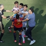 　試合後、スペインのＥ・ガルシア（手前）を突き飛ばすアルゼンチンのパレデス（右から２人目）＝１９日、ニューヨーク（共同）