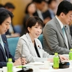 　経済財政諮問会議と日本成長戦略会議の合同会議で発言する高市首相（左から２人目）＝２１日午前、首相官邸