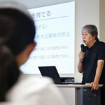 　兵庫県明石市の新人職員に講話する下村誠治さん＝２１日午前、兵庫県明石市