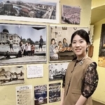 　東京都中野区の映画館「ポレポレ東中野」で、自身がカラー化した写真の前に立つ庭田杏珠さん＝５日